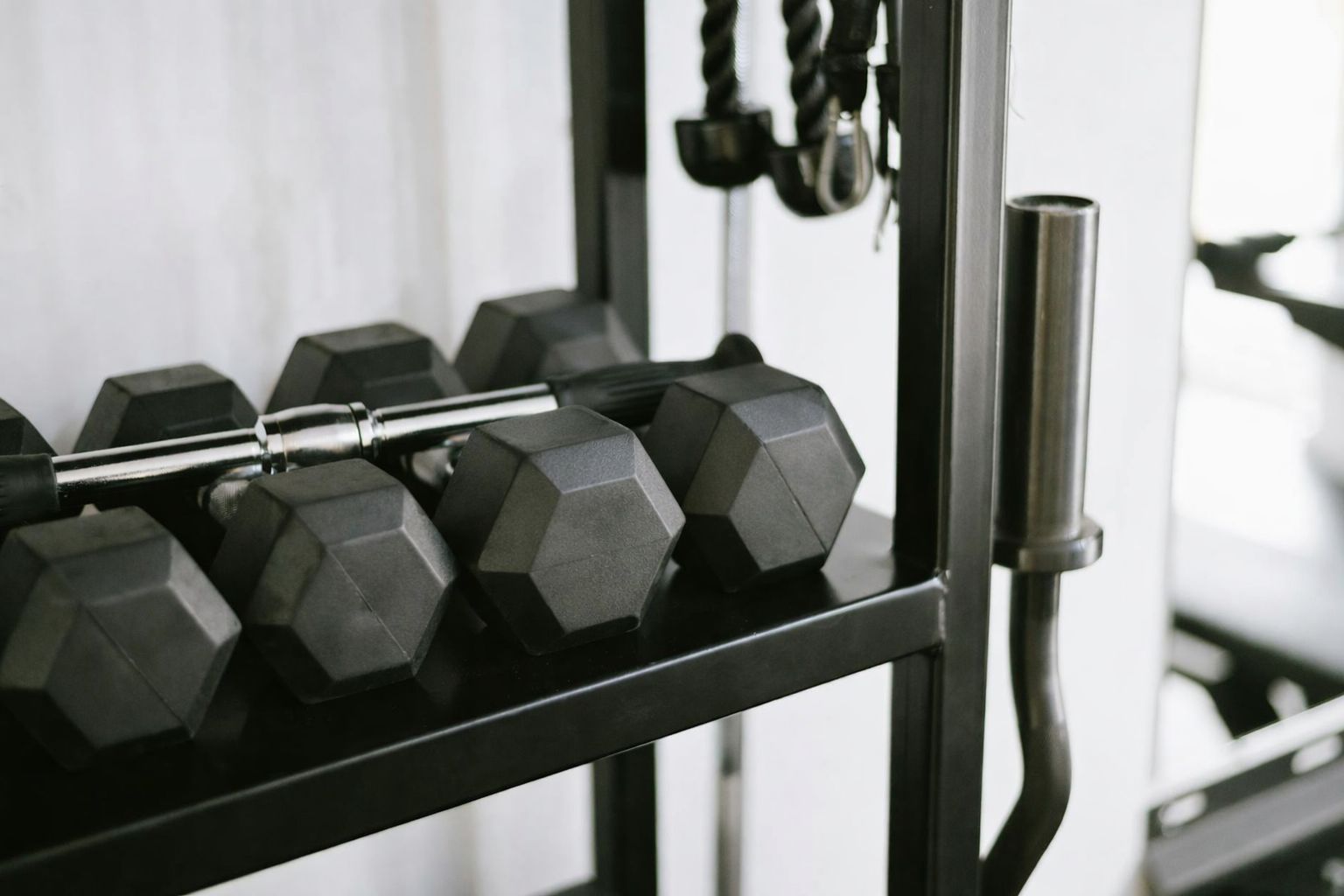 Hantlar på ett ställ i ett hemmagym från Gorilla Sports, redo för träning.